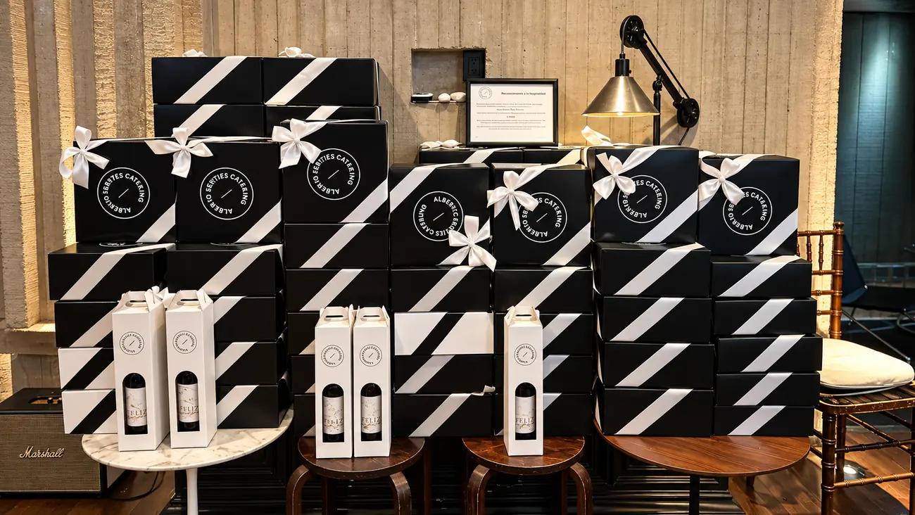 Mesa de evento con regalos corporativos Blümbox personalizados